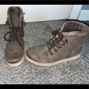 New with tags brown boots